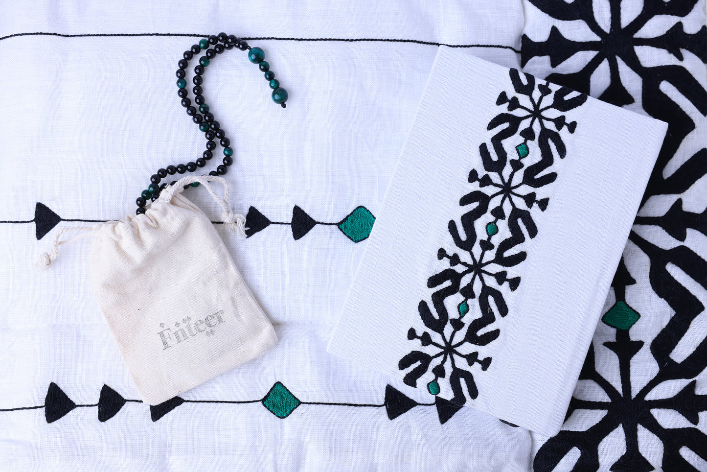 هدية رمضان ٢٠٢٣ مطرزة باليد أخضر